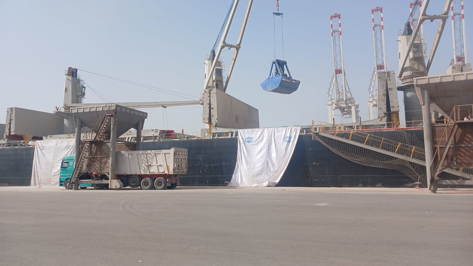 تفريغ وتخزين ذرة صب - StarTrans Logistics