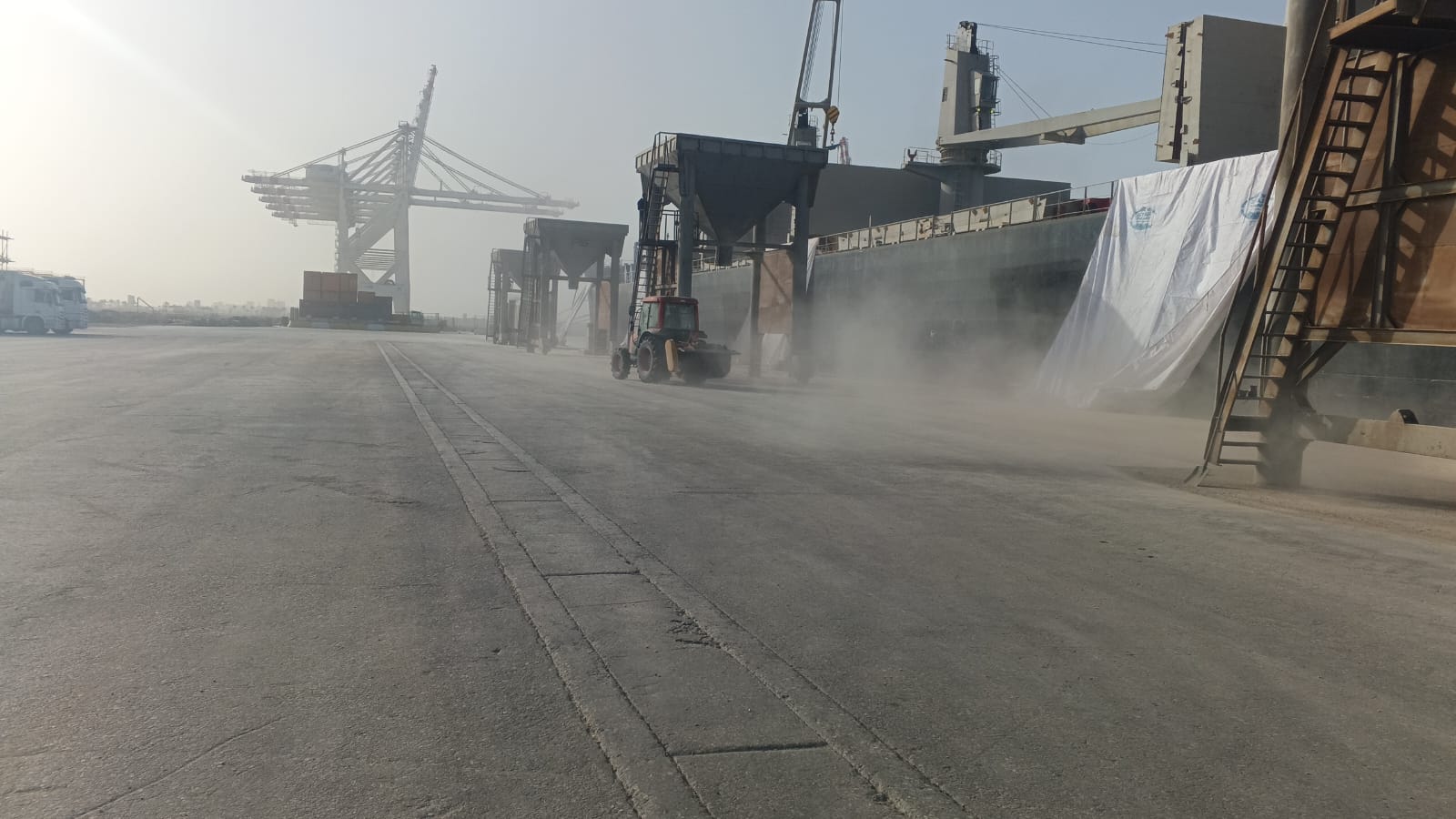 تفريغ وتخزين ذرة صب - StarTrans Logistics