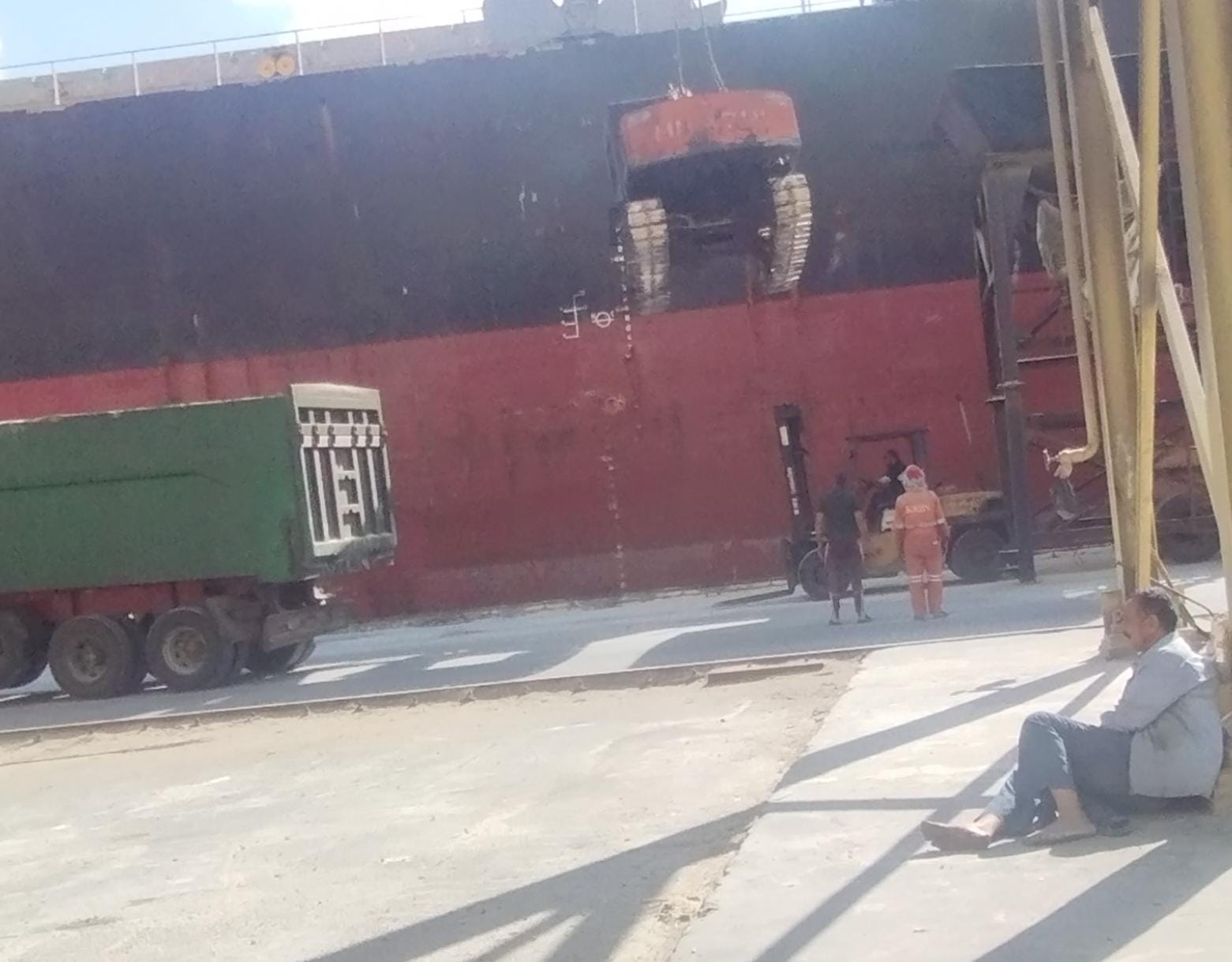تفريغ وتخزين سكر خام - StarTrans Logistics