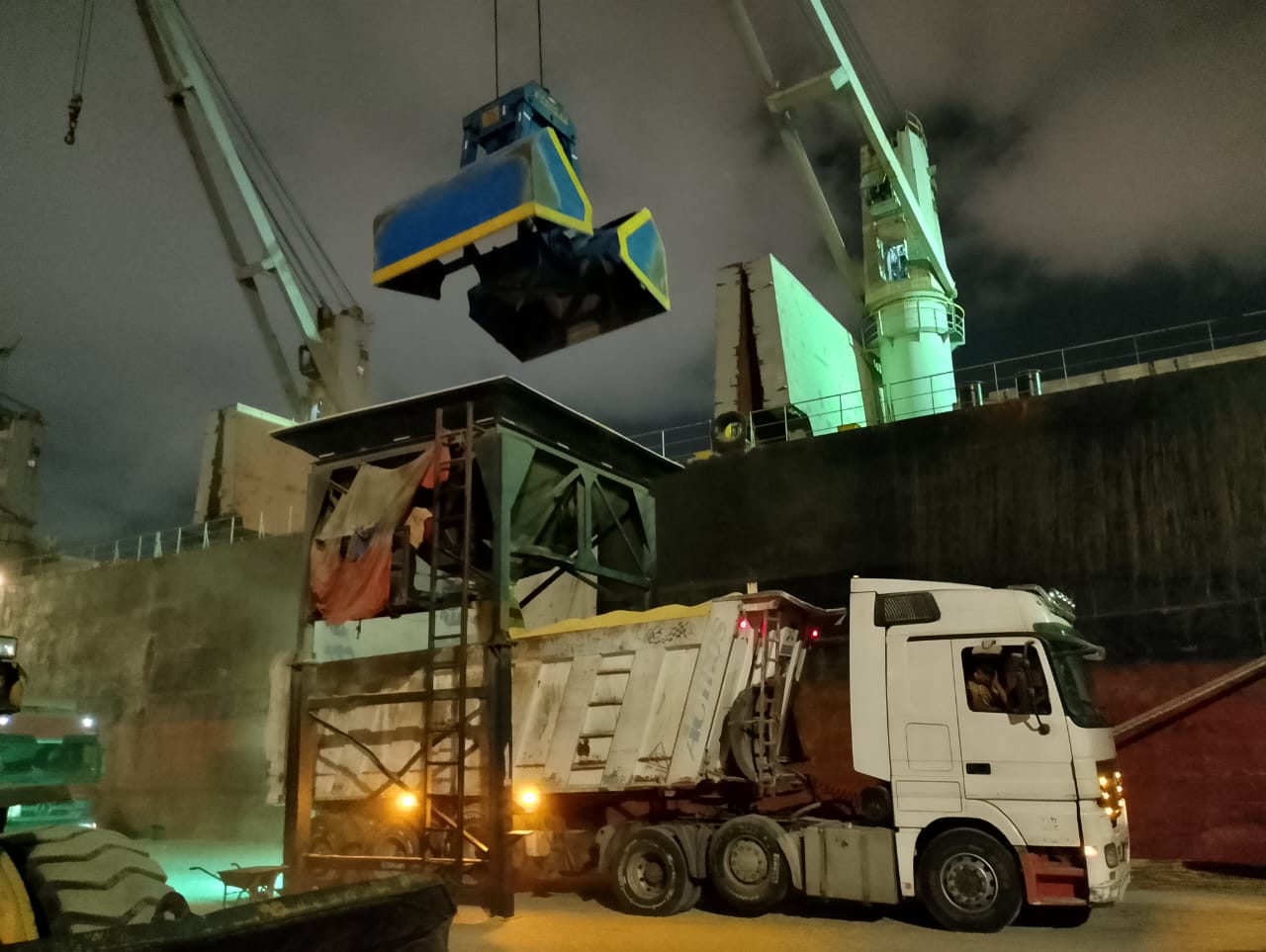 تفريغ وتخزين سكر خام - StarTrans Logistics