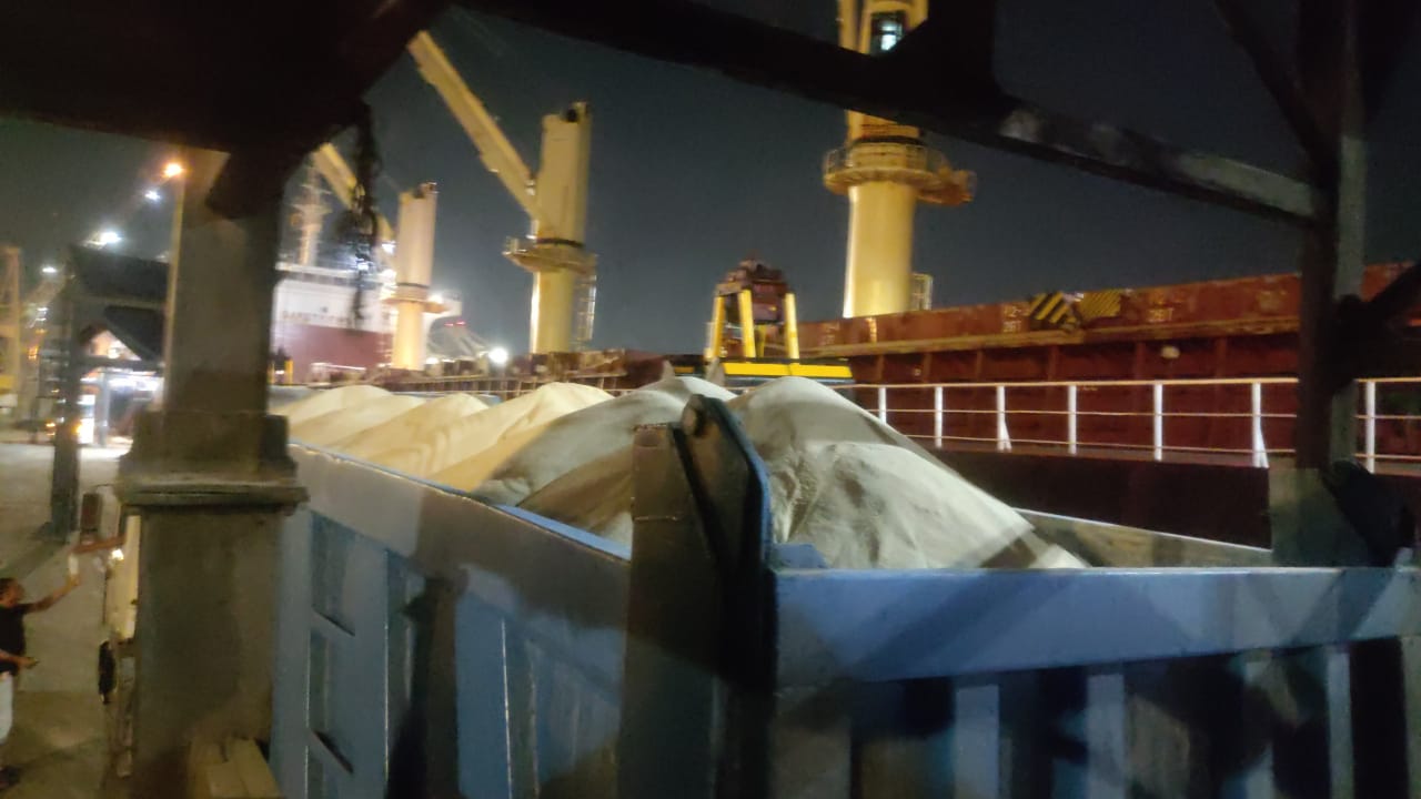 تفريغ وتخزين سكر خام - StarTrans Logistics